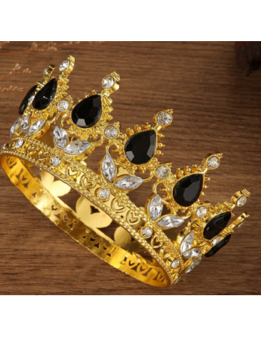 Corona Metálica Dorada con Piedras Negras