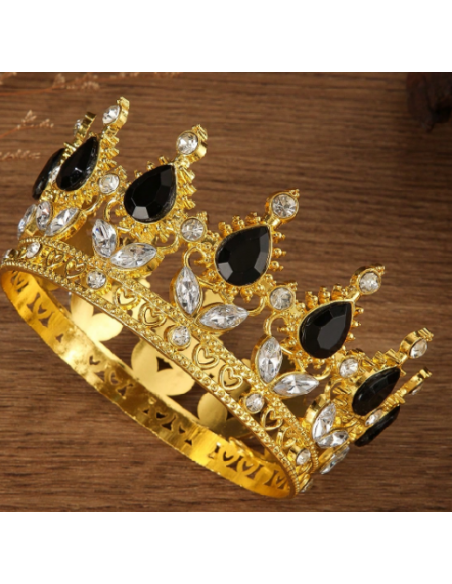 Corona Metálica Dorada con Piedras Negras