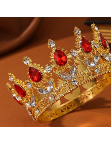 Corona Metálica Dorada con Piedras Rojas